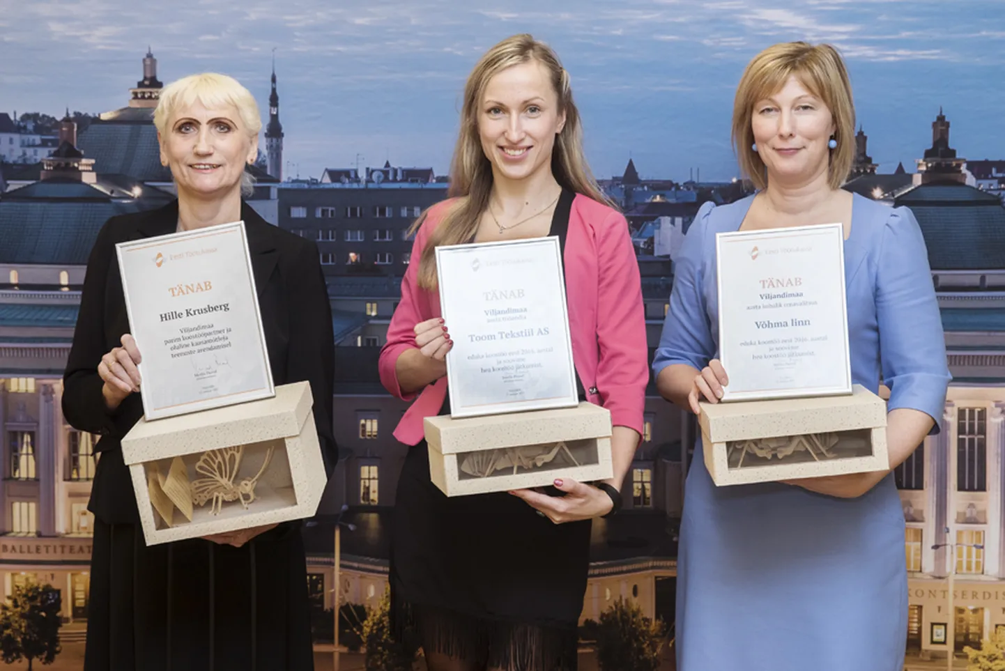 Töötukassa kuulutas oma läinud aasta koostööpartneriks Viljandimaal psühholoog Hille Krusbergi (vasakul). Tema kõrval seisavad Viljandimaa aasta tööandjaks kuulutatud aktsiaseltsi Toom Tekstiil personalijuht Inga Kree ja Viljandimaa aasta omavalitsuse tiitliga pärjatud Võhma linna meer Anneli Siimussaar.