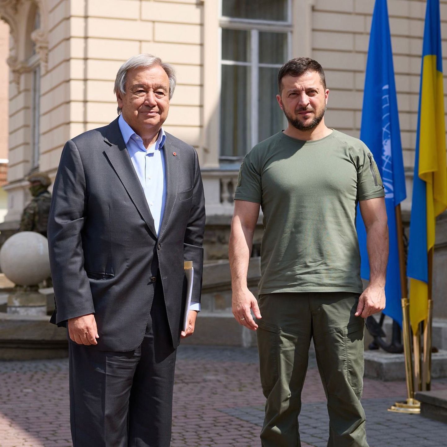 Ukraina president Volodõmõr Zelenskõi (paremal), ÜRO peasekretär António Guterres (vasakul) Lvivis 18. juuli 2022.