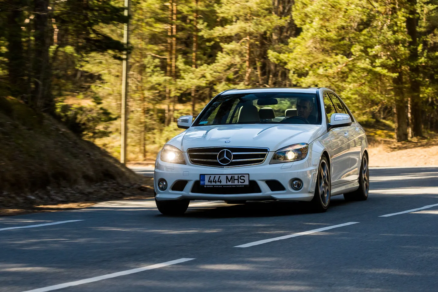 Mercedes annab sedaani keskmiseks kütusekuluks 13,4 l/100 km, linnas on aga pärituulega saavutatav ehk alla 20 liitri jääv number. See pole midagi erilist, sooritusvõime eest tulebki maksta ja ka konkurentide näitajad on võrreldavas suurusjärgus. 
Huvitav, millisest allikast need poisid söakust ammutasid, kas varustasid aina süveneva kütusega koonerdamise ajastul ettevõtte väikseima sedaani SUURIMA saadaoleva jõuallikaga?