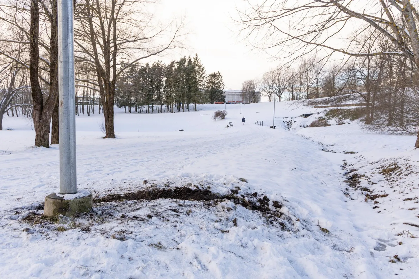 Et vesi ei pääseks kõnniteele, uuristasid Viljandi Veevärgi töömehed vee kraavi juhtimiseks soone.