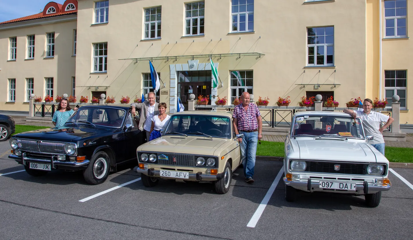 Jõhvi tiimid koos oma autodega enne starti vallavalitsuse ees sel teisipäeval.