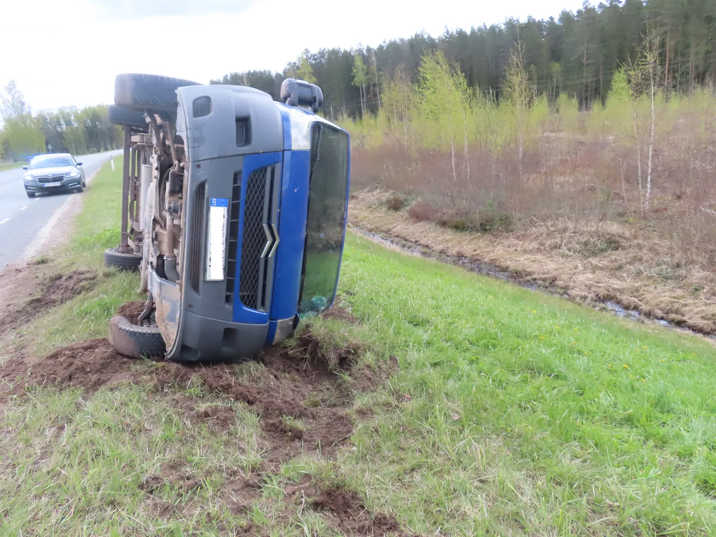 Rõuge vallas teelt välja sõitnud kaubik.