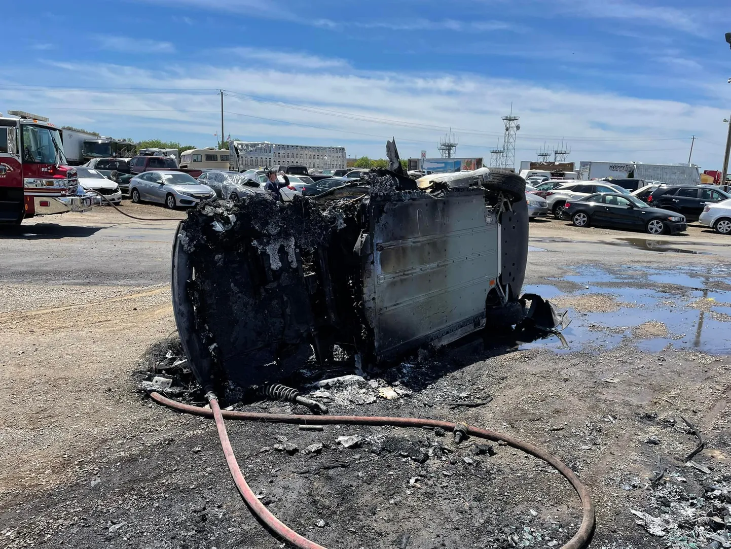 Põlenud Tesla Model S Sacramento romulas.
