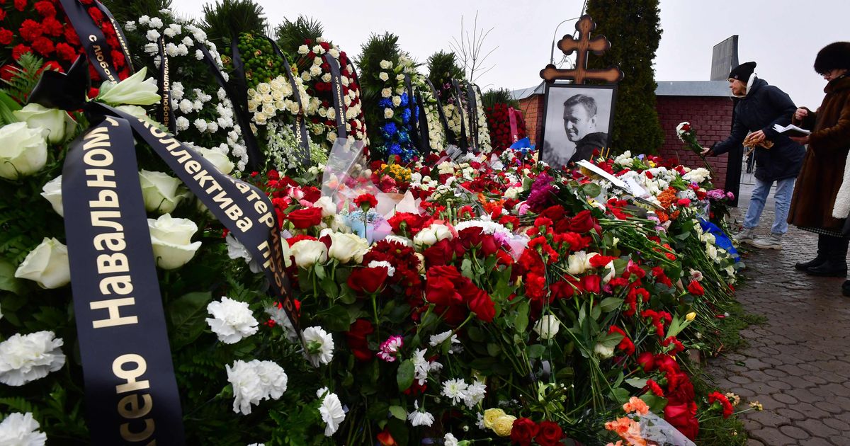 Navalnõi haua juurde koguneb endiselt leinajaid