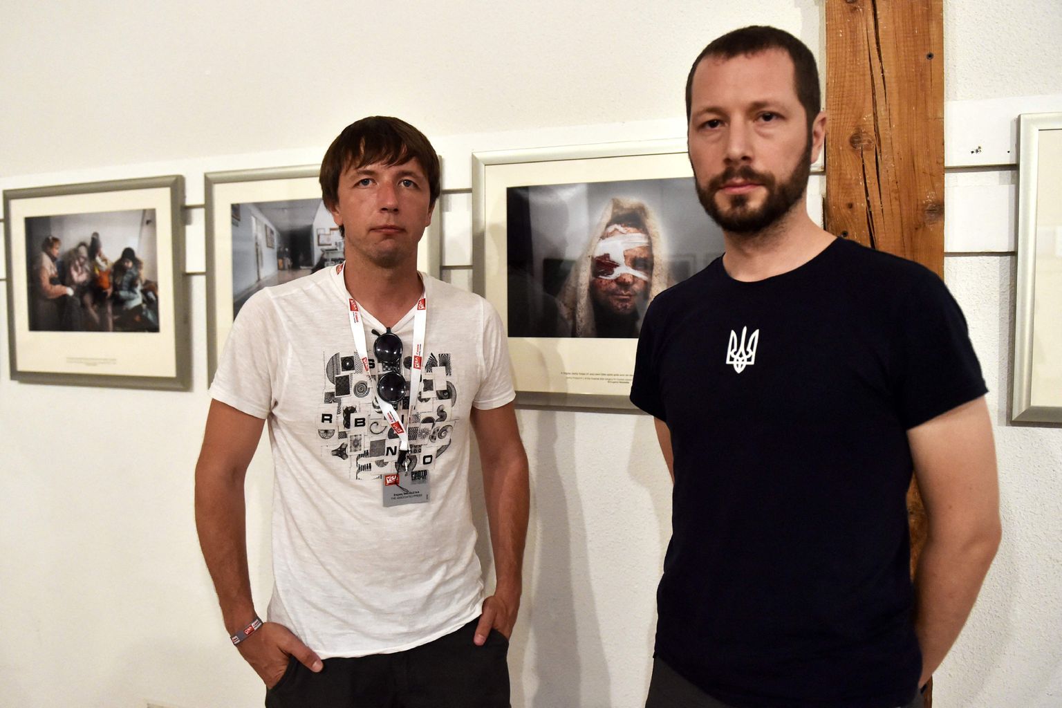 Ukraina fotograafid Jevheni Maloletka (vasakul) ja Mstõslav Tšernov poseerivad 31. augustil oma fotonäituse "Mariupol, Ukraina" ees mainekal fotoajakirjanduse festivalil "Visa pour l'Image", mis peeti tänavu juba 34. korda.