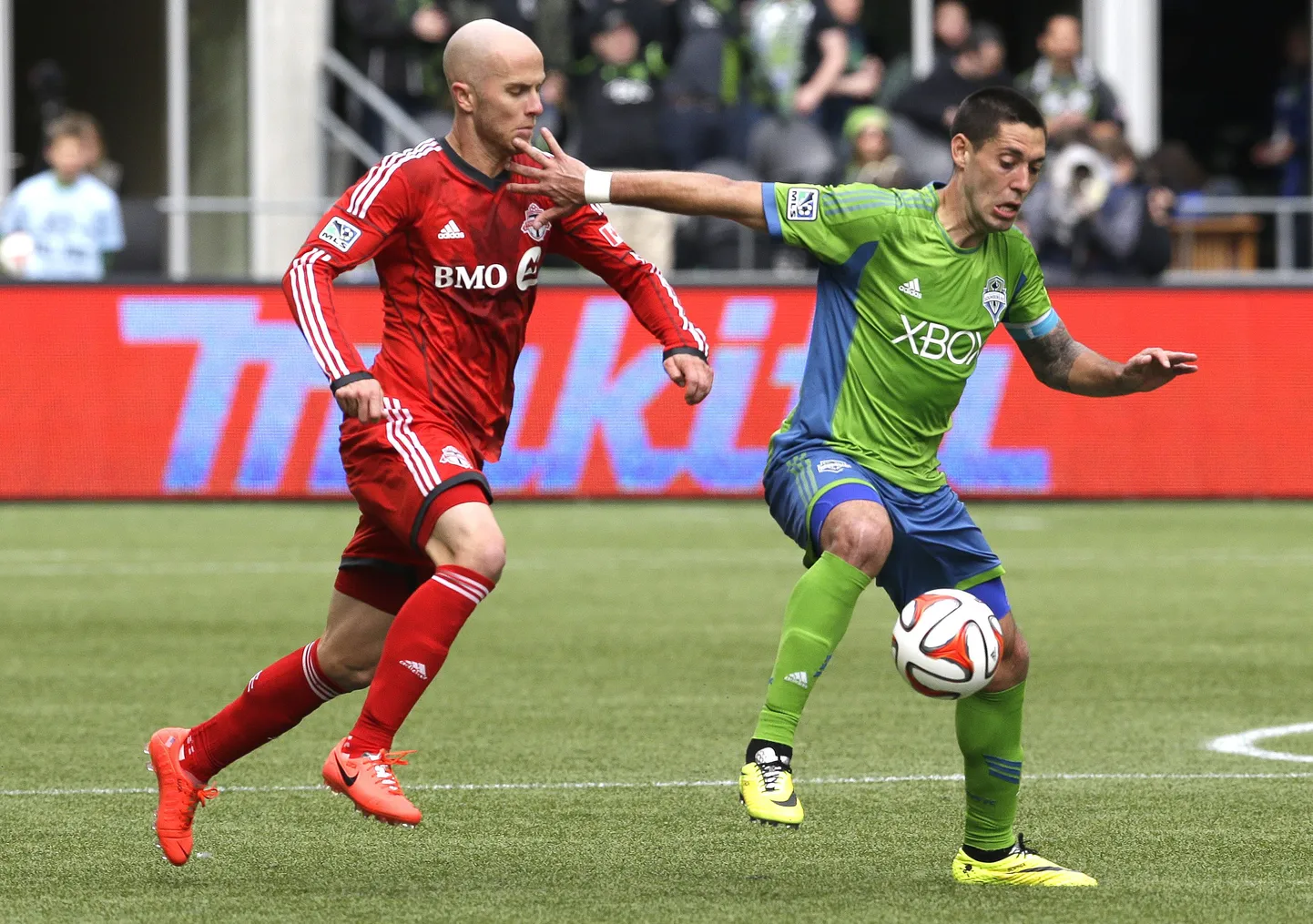 Clint Dempsey (paremal) kohtumises FC Toronto vastu.