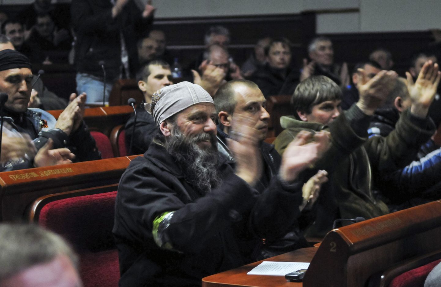 Venemeelsete sõnavõtte Donetski oblastivalitsuse saalis tervitab mõttekaaslaste aplaus.