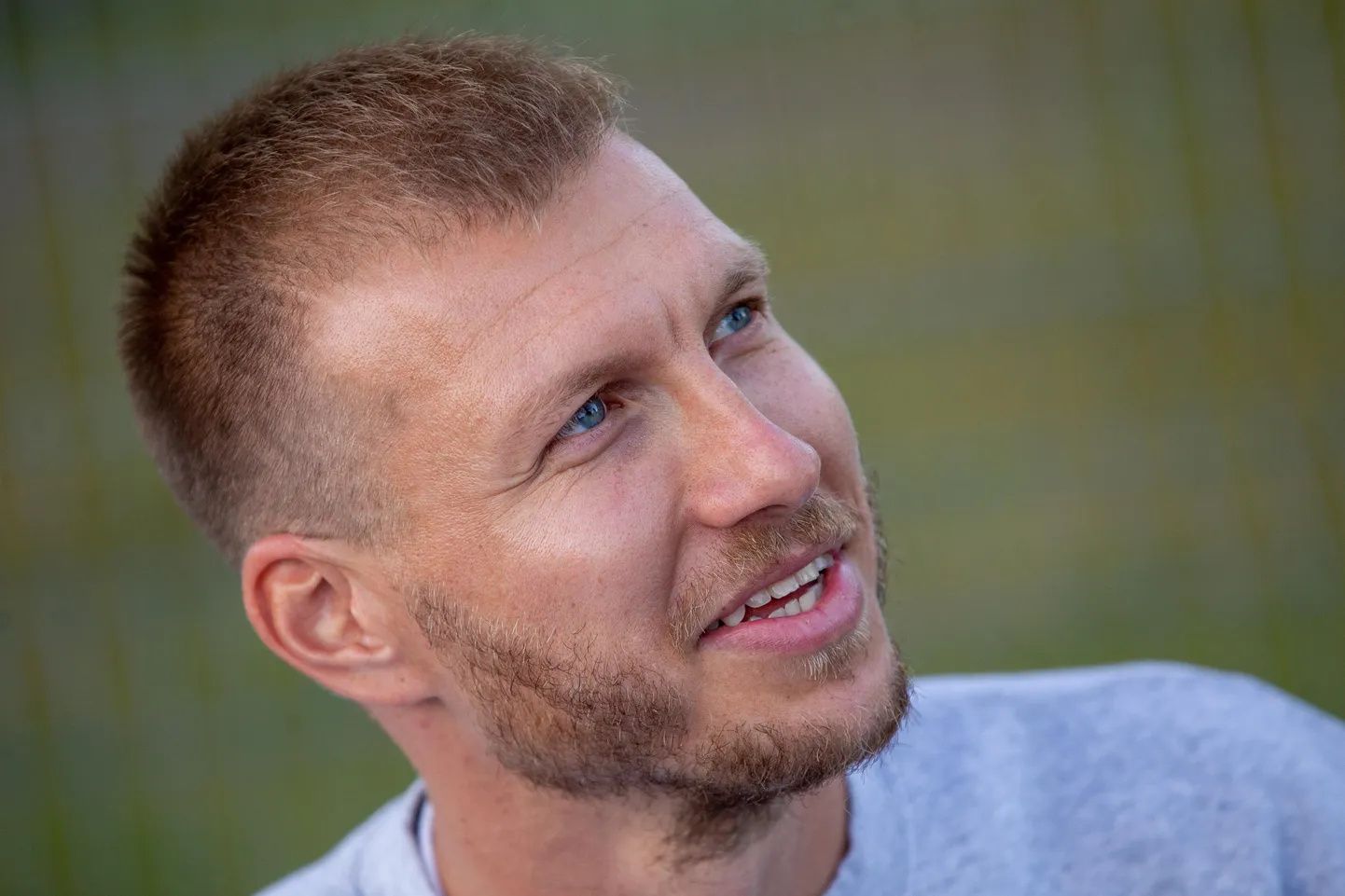 Ragnar Klavan jagas autogramme Paides