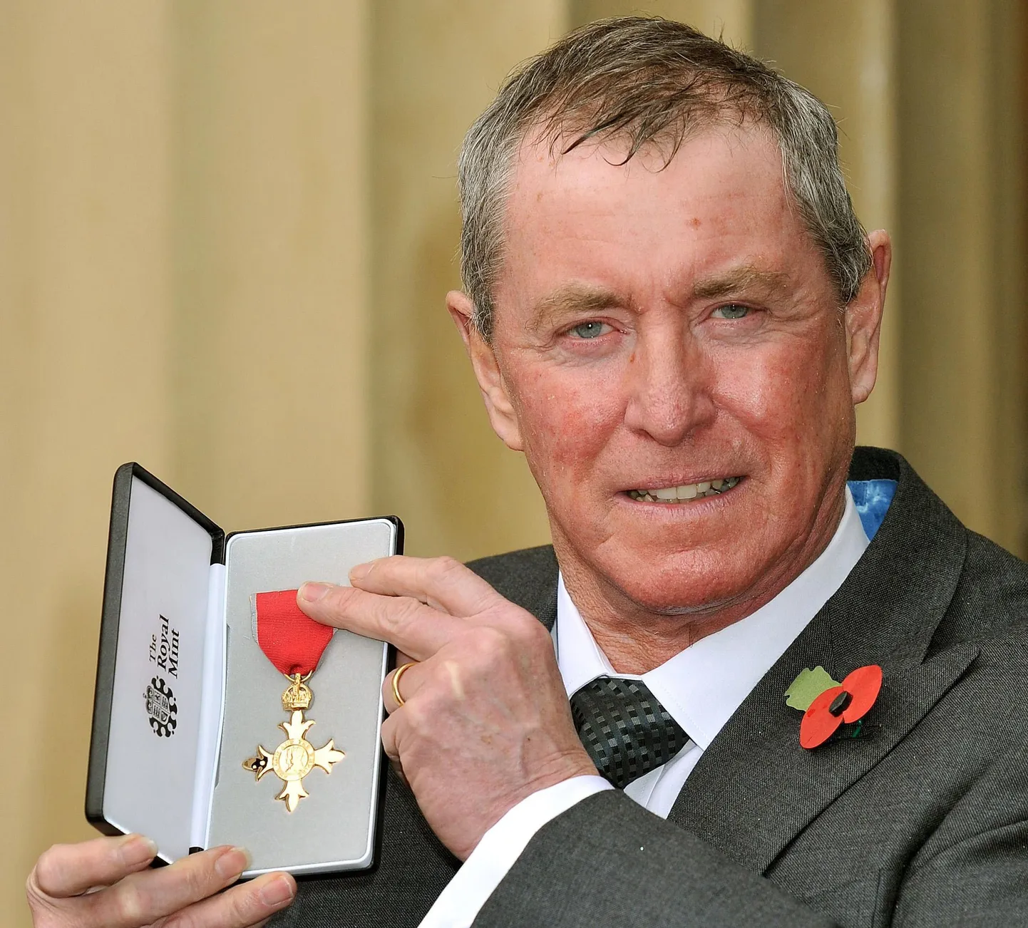 John Nettles Briti impeeriumi ordenit esitlemas