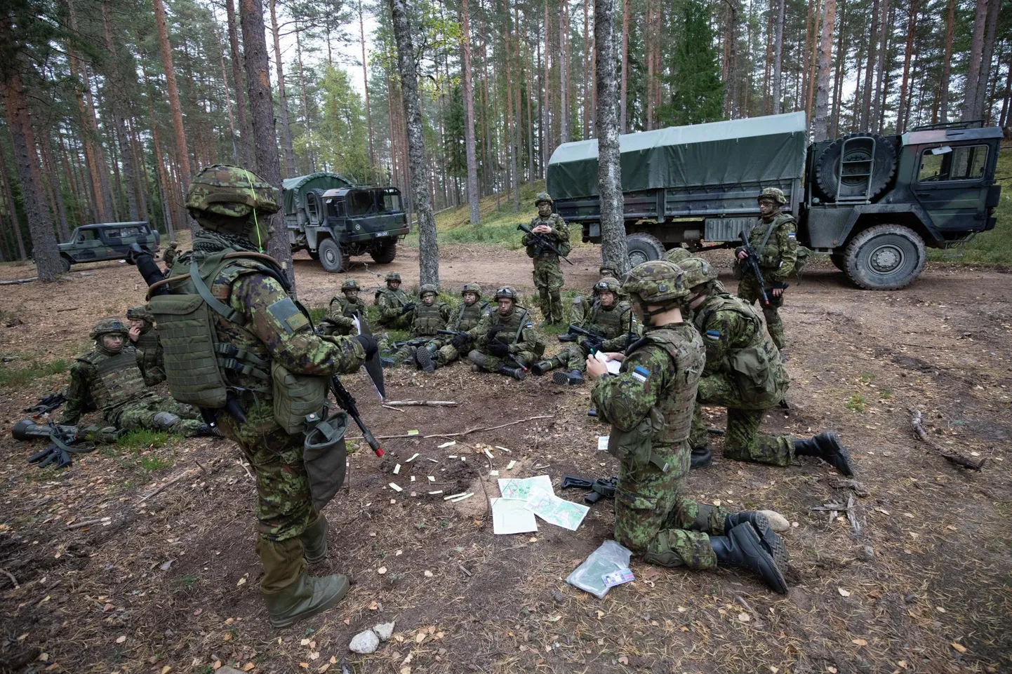 Koosolek metsalaagris enne taktikalisi harjutusi.