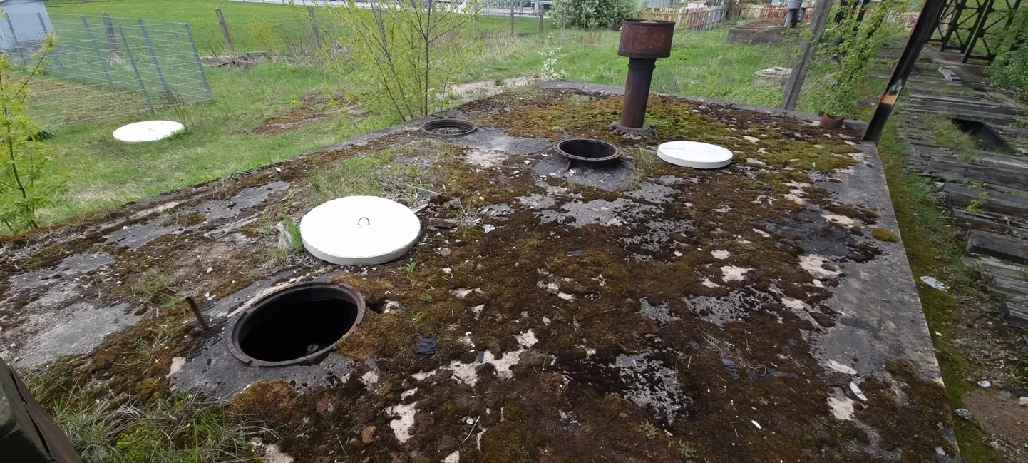 Masuudiraudtee kaevude kõrval olid eile lõunal betoonist kaaned, mis peaksid auke katma ja hoidma ära selle, et keegi kaevu sisse kukuks.