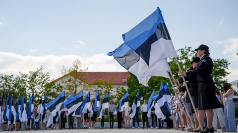 GALERII ⟩ Iseseisvuse väljakul lehvisid lipupäeval Eesti trikoloorid