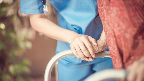 Īpašums pret uzturu - kādos gadījumos slēdz uztura līgumu. Skaidro notārs