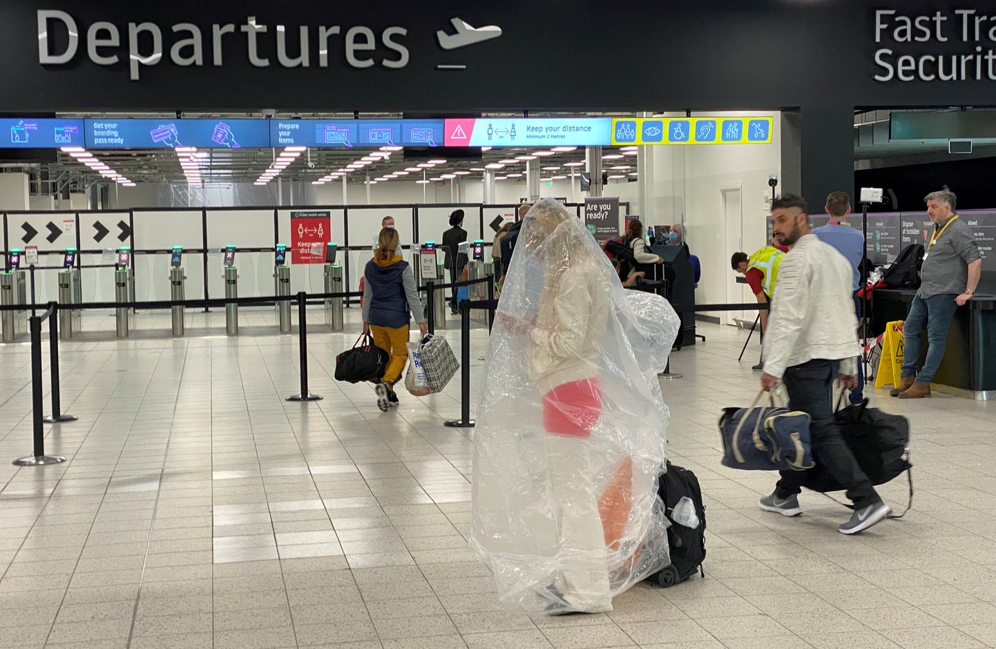 Люди в аэропорту Лутон во время пандемии