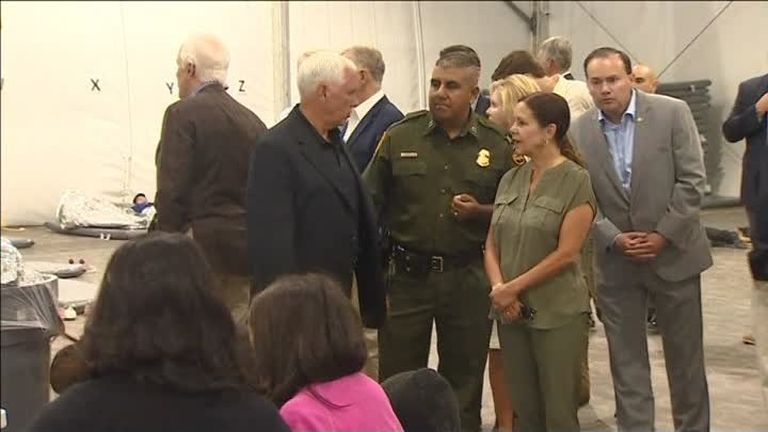 ASV viceprezidents Maiks Penss apmeklē imigrantu aizturēšanas centrus.