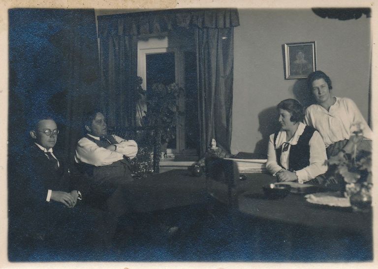 Ferdinand Adoff (prillidega) ja arhitekt Herbert Johanson koos abikaasadega.