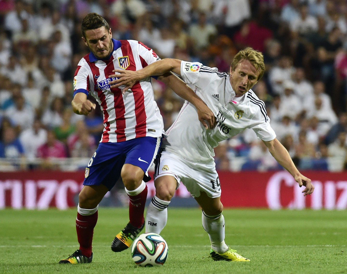 Madridi Atletico Koke ja Madridi Reali  Luka Modric palli pärast võitlemas.