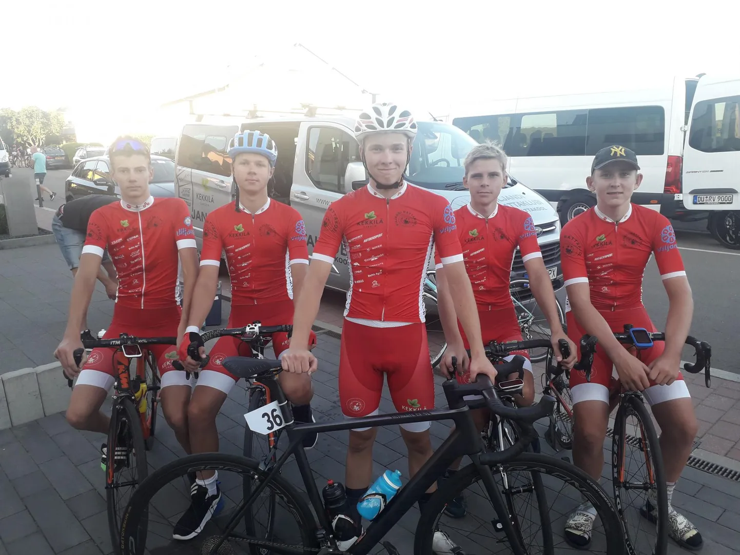 Viljandi rattaklubi pärast Luxembourgis peetud velotuuri esimest etappi. Esiplaanil Johannes Tiirats.