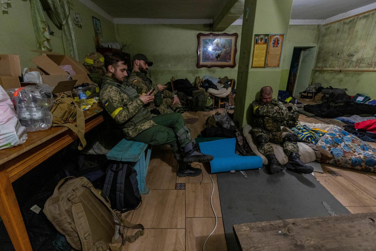Ukraina sõdurid puhkavad juhtimispunkti keldris. Ruumipuuduse tõttu on seal magamisega üsna kitsas. Samas ruumis tehakse ka süüa.