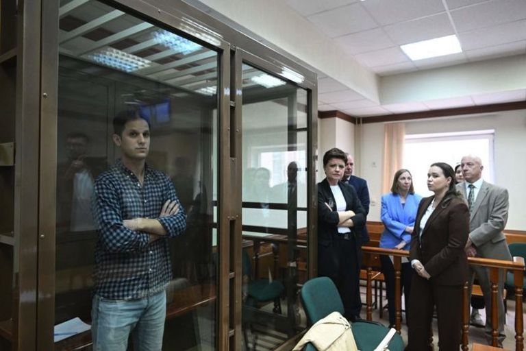 Эван Гершкович во время апелляции в суде со своими адвокатами. На заднем плане в голубом пиджаке - посол США в России Линн Трейси.