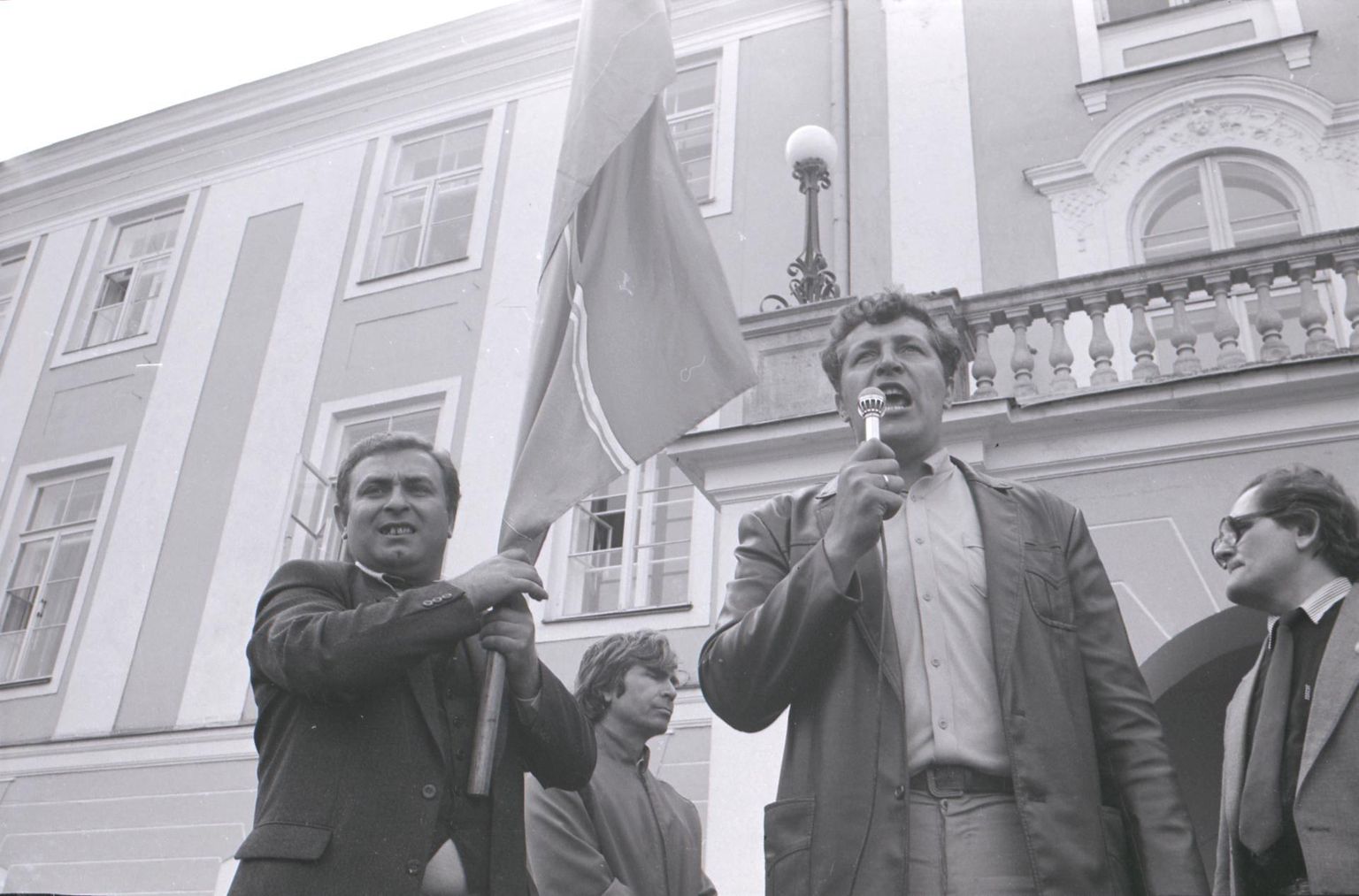 Mihhail Lõssenko (mikrofoniga) kutsumas 15. mail 1990 Lossi platsil olijaid Toompea lossi ründama.  FOTO: Harald Leppikson / Rahvusarhiiv