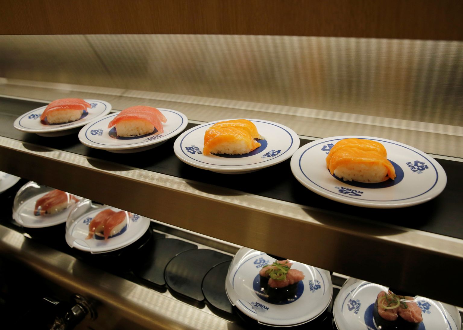 Суши-конвейер в ресторане, Япония.
