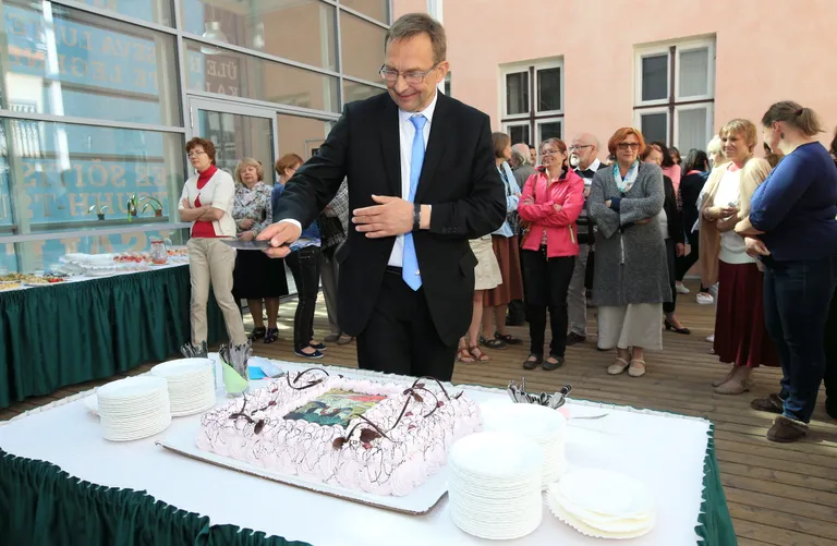 Urmas Sutrop ei raatsi torti lõhkuda.
