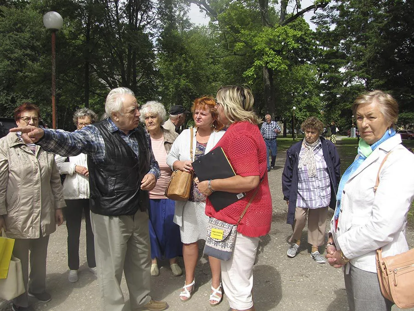 Eakate ühestegemise päeva korraldajad käisid kolmapäeval lauluväljakul arutamas, kuidas programm kõige libedamalt sujuks. Pensionäride juhti Jaak Värnikut (näitab käega lava poole) kuulas teiste seas Viljandi abilinnapea Janika Kivistik.