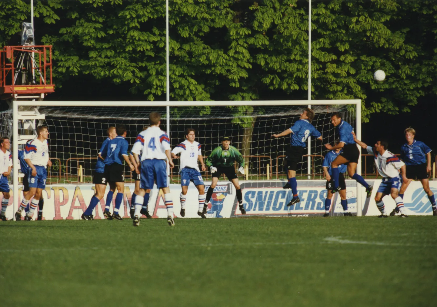 Eesti koondis pidas 1990ndatel väga palju sõprusmänge, ühed eksootilisemad, teised vähemeksootilisemad. Kõnealune pilt pärineb 1998. aastast, kui Kadrioru staadionil sai 5:0 alistatud Fääri saared.