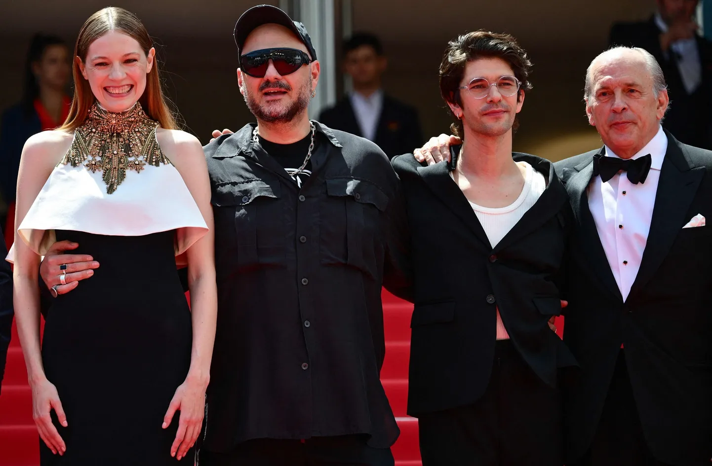 Režisors Kirils Serebreņņikovs kopā ar aktieriem Viktoriju Mirosničenko un Benu Višavu filmas "Ļimonovs. Balāde" pirmizrādē Kannu kinofestivālā.