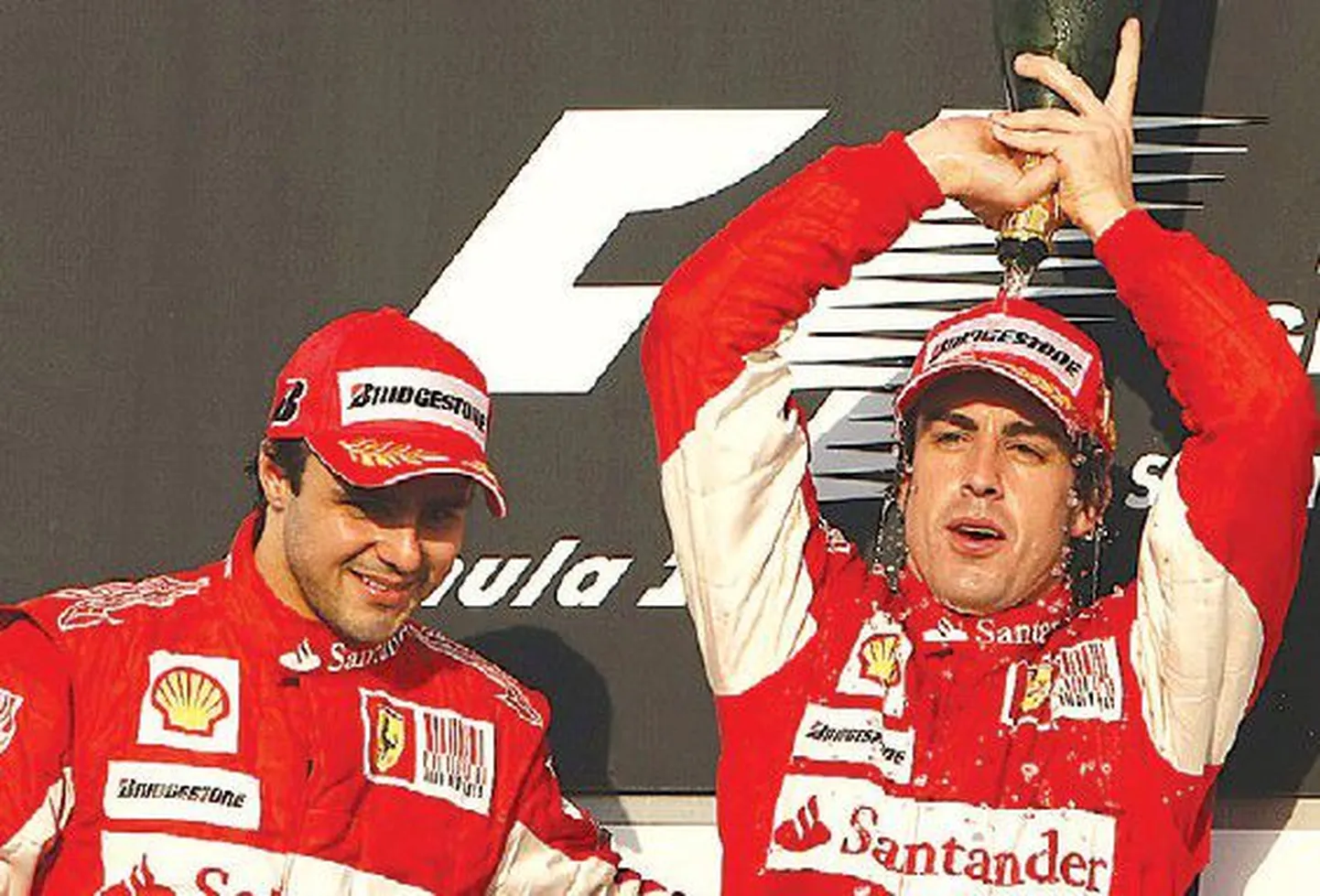 Победитель гонки в Бахрейне Фернандо Алонсо (справа) и его напарник по команде Ferrari Фелипе Масса.