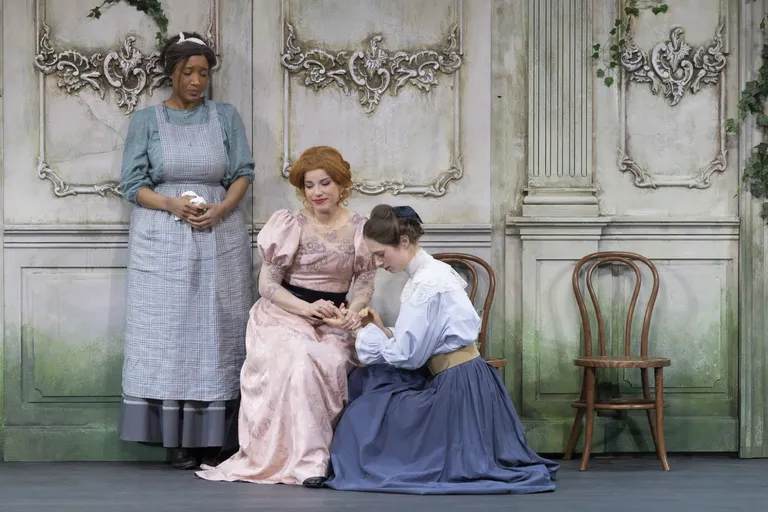Aminata Grieta Diarra (Adija), Jana Čivžele (Bērdija) un Aleksandra (Evelīna Priede).