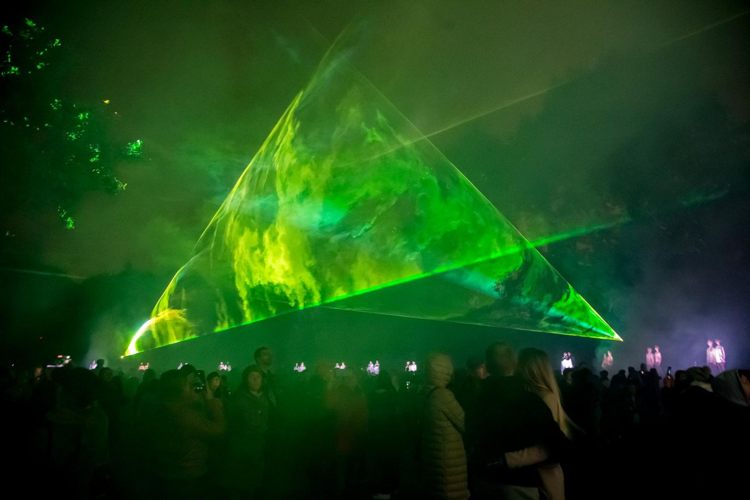 Mullu inimesi lummanud visuaalne lavastus "Õhtu ilu" tuleb Pärnu valgusfestivalil Rannapargis esitusele tänavugi.