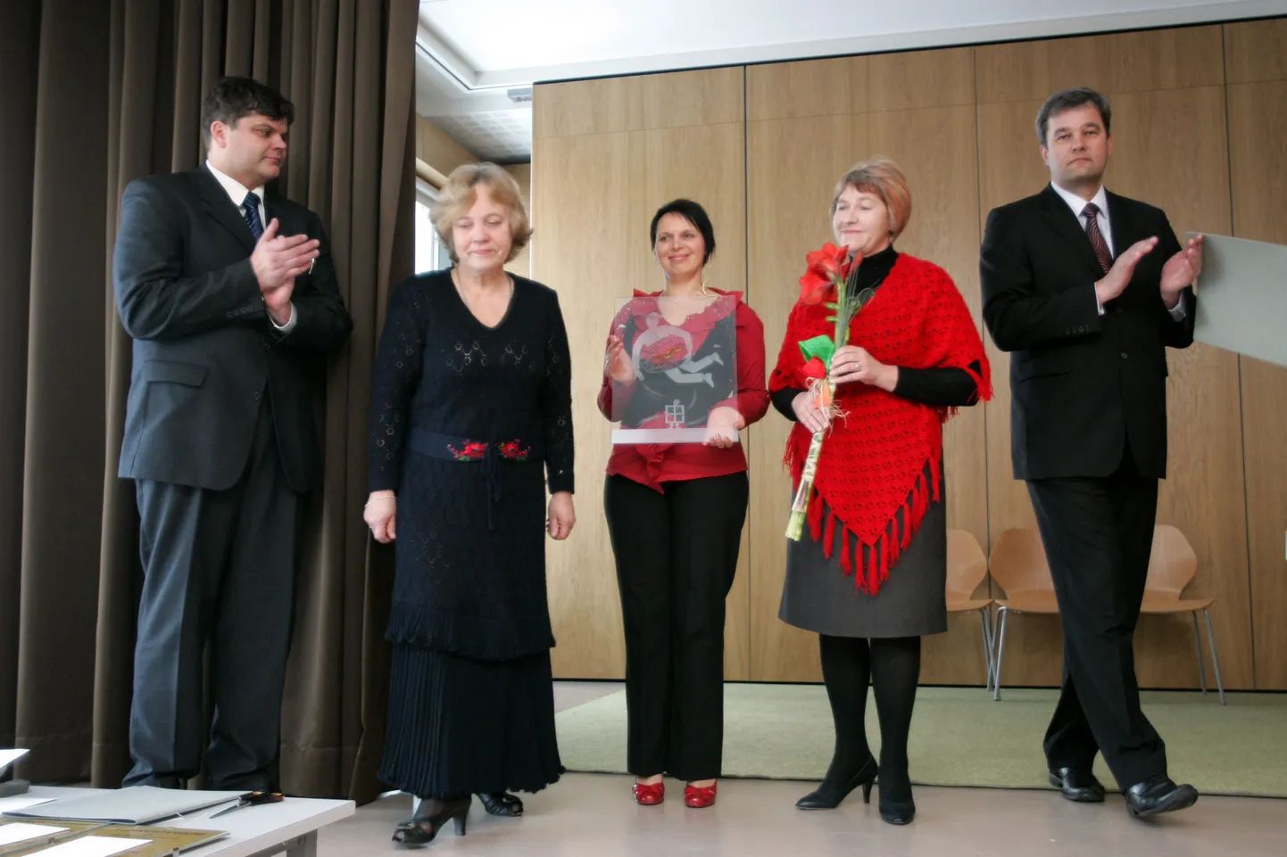 Lääne-Virumaa aasta tegu 2011 oli Uhtna põhikooli heategevuslik algatus koolivend Davidi unistuse teostamiseks. Vasakult Virumaa Teataja peatoimetaja Aarne Mäe, Sõmeru valla haridusspetsialist Ia Müür, Uhtna põhikooli sotsiaalpedagoog Margit Lichtfeldt, õppealajuhataja Sirje Rebane ning Lääne-Viru Omavalitsuste Liidu esimees Mihkel Juhkami.