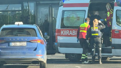 GALERII ⟩ Ülemiste ristmikul põrkasid kokku takso ja mootorratas