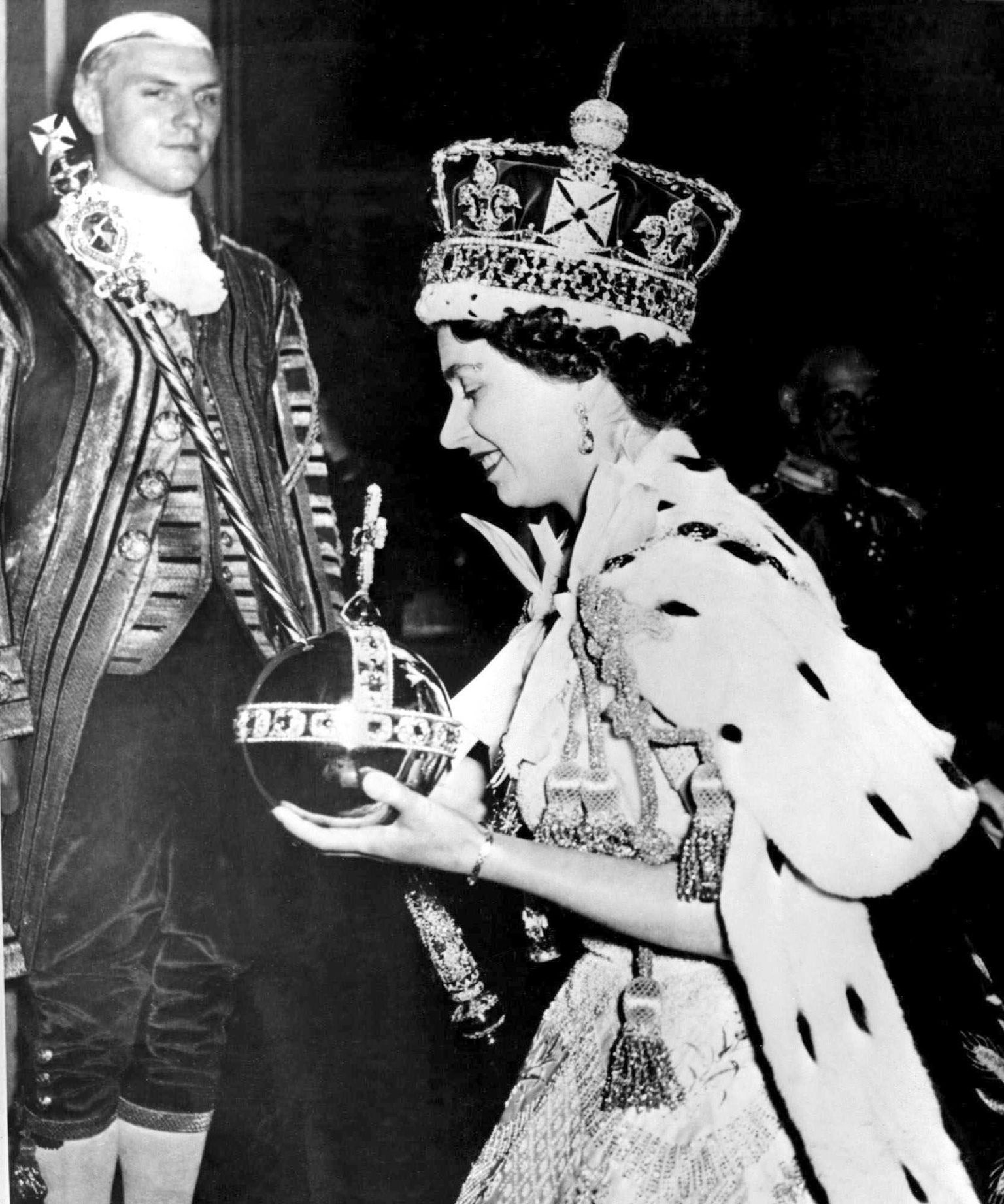Elizabeth II Londonis oma ametlikul kroonimisel 1953. aasta suvel Westminster Abbey.