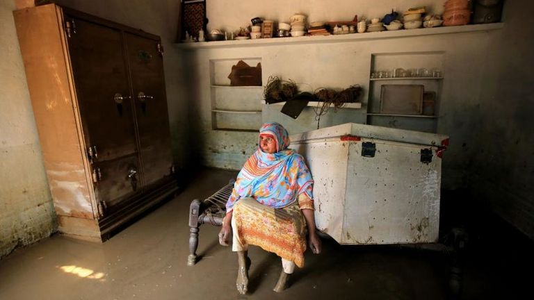 Женщина в своем доме после наводнения в районе Чарсадда, провинция Хайбер-Пахтунхва, 28 августа 2022 года