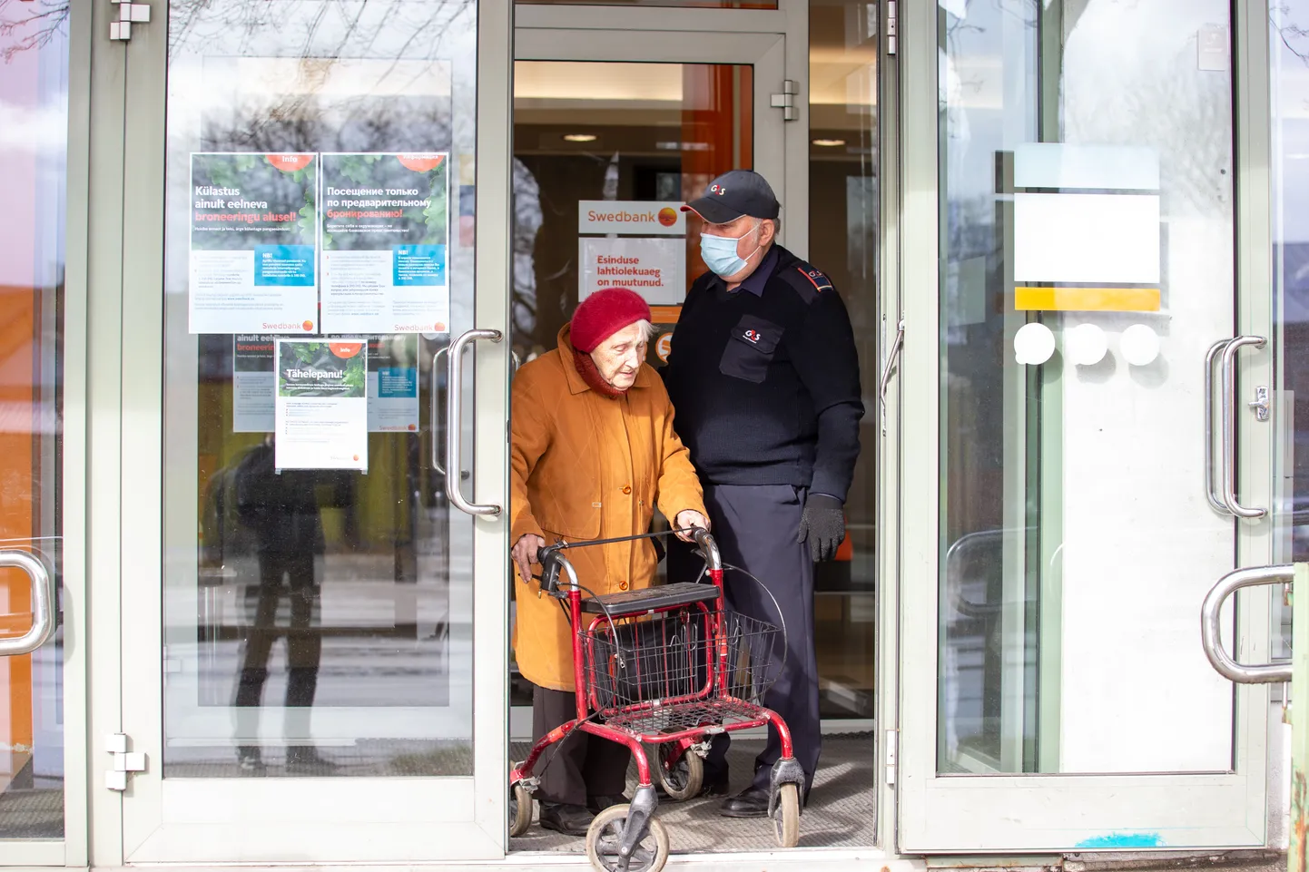 VILJANDI, EESTI, 03APR20
Pensionipäev. Pangaautomaat.
Swedbank.

ELMO RIIG/SAKALA