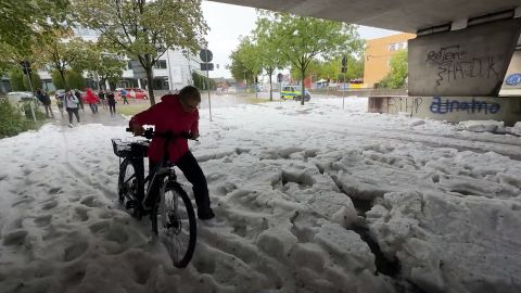 Фото и видео ⟩ В Германии после бури землю покрывает 30-сантиметровый слой града