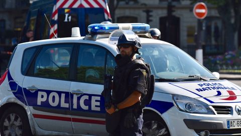 Неизвестные в масках расстреляли верующих возле мечети во Франции - восемь пострадавших