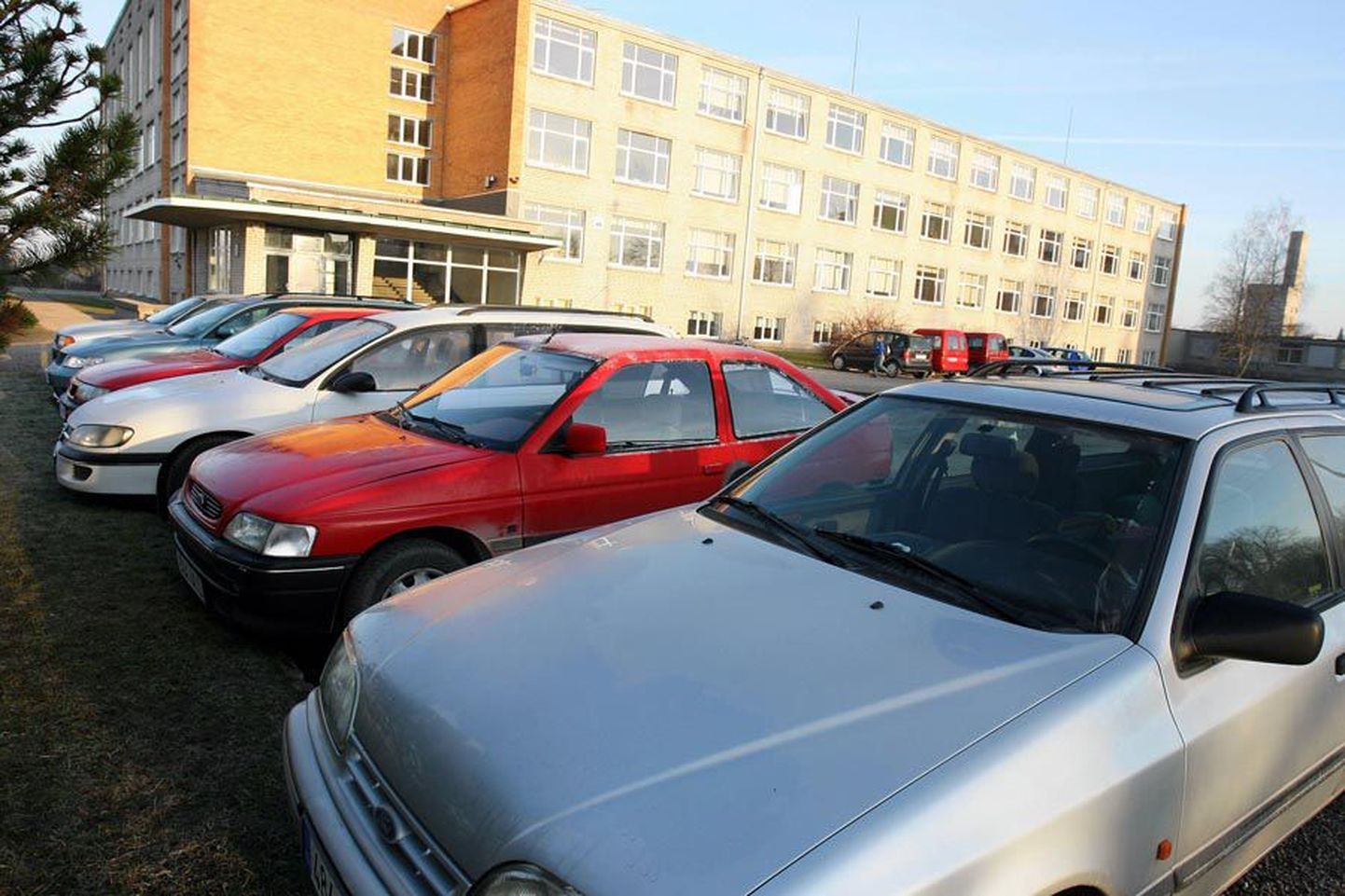 Paalalinna koolis mahuvad õpilaste ja õpetajate autod tavaliselt vaevu majaesisele platsile ära. Eile hommikul oli ruumi siiski rohkem.
