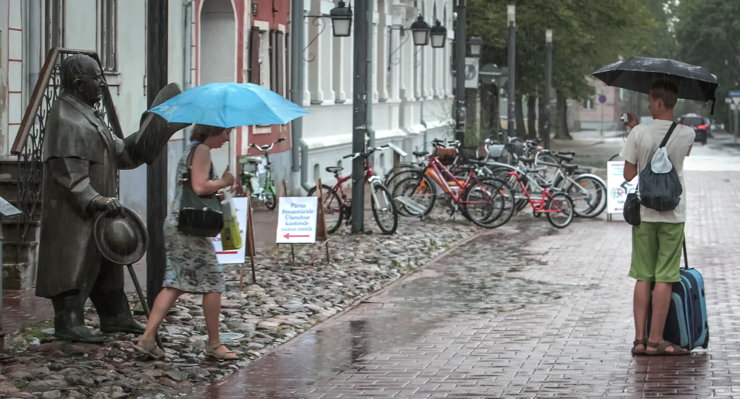 Vahelduv ilm püsib ja oodata on rohkesti sadu.
