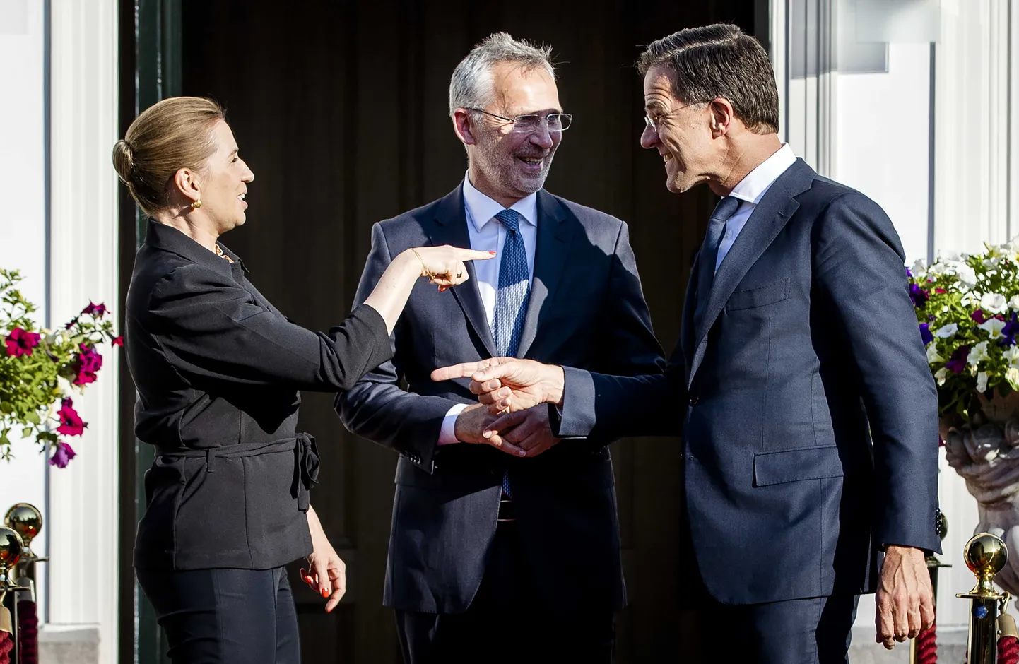 Taani peaminister Mette Frederiksen, NATO peasekretär Jens Stoltenberg ja Hollandi peaminister Mark Rutte Catshuisis enne osa liitlaste valitsusjuhtide ja sõjalise alliansi juhi kohtumist teisipäeval.