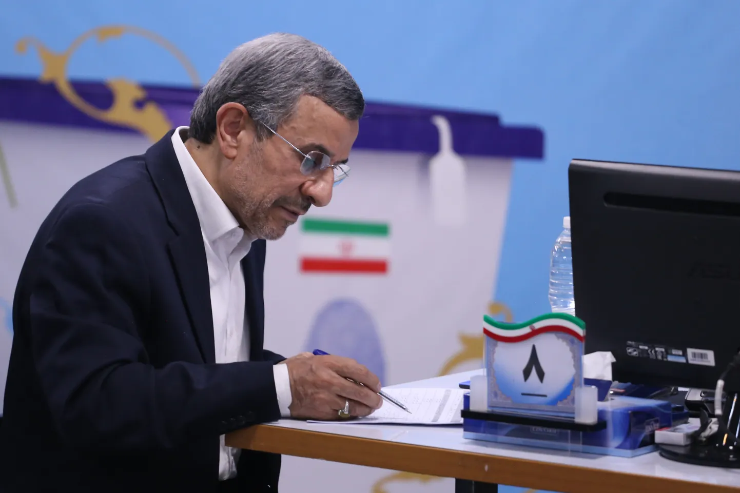 Iraani endine riigipea Mahmoud Ahmadinejad registreerimas end eelseisvatele presidendivalimistele.