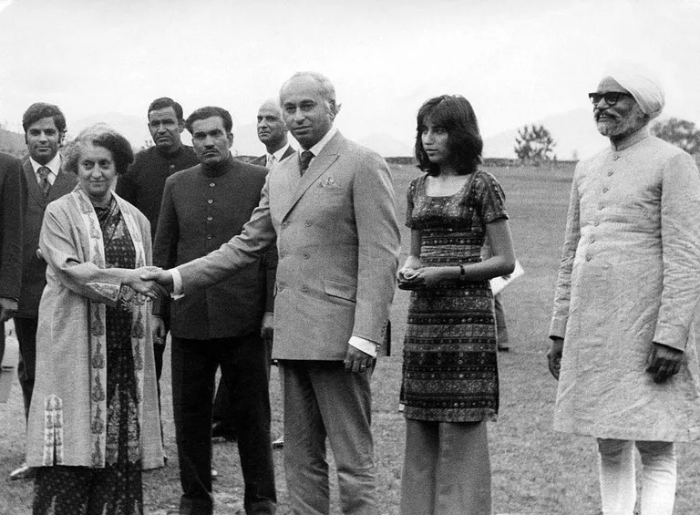 В июне 1972 года президент Пакистана Зульфикар Али Бхутто договорился с премьер-министром Индии Индирой Ганди о постоянной линии разграничения в Кашмире. Рядом с президентом Пакистана — его дочь Беназир Бхутто, в 1988 году она возглавит правительство страны
