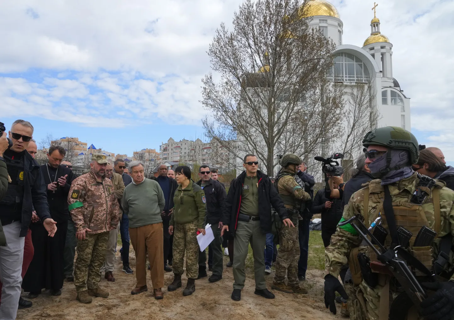 Генеральный секретарь ООН Антониу Гутерриш (в свитере), посетивший Украину на прошлой неделе, заявил, что попытки Совета Безопасности ООН предотвратить и положить конец войне в Украине потерпели неудачу. На фото Гутерриш на месте резни в Буче./AP/Scanpix