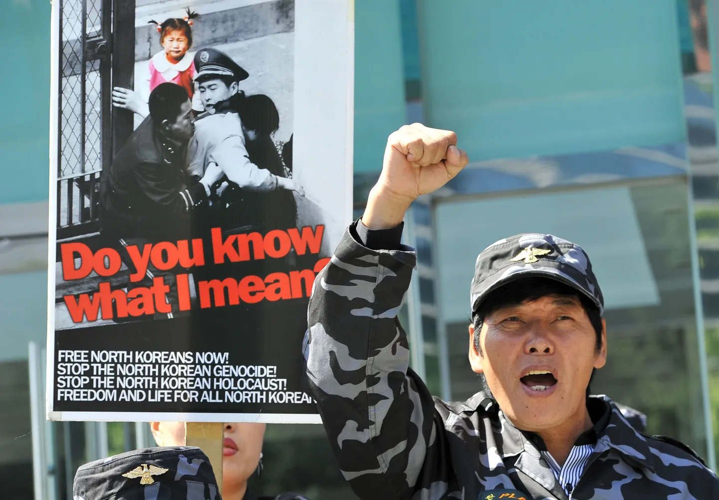 Lõuna-Korea aktivist Hiina saatkonna ees avaldamas meelt põhjakorealastest põgenike Põhja-Koreasse tagasi saatmise vastu.