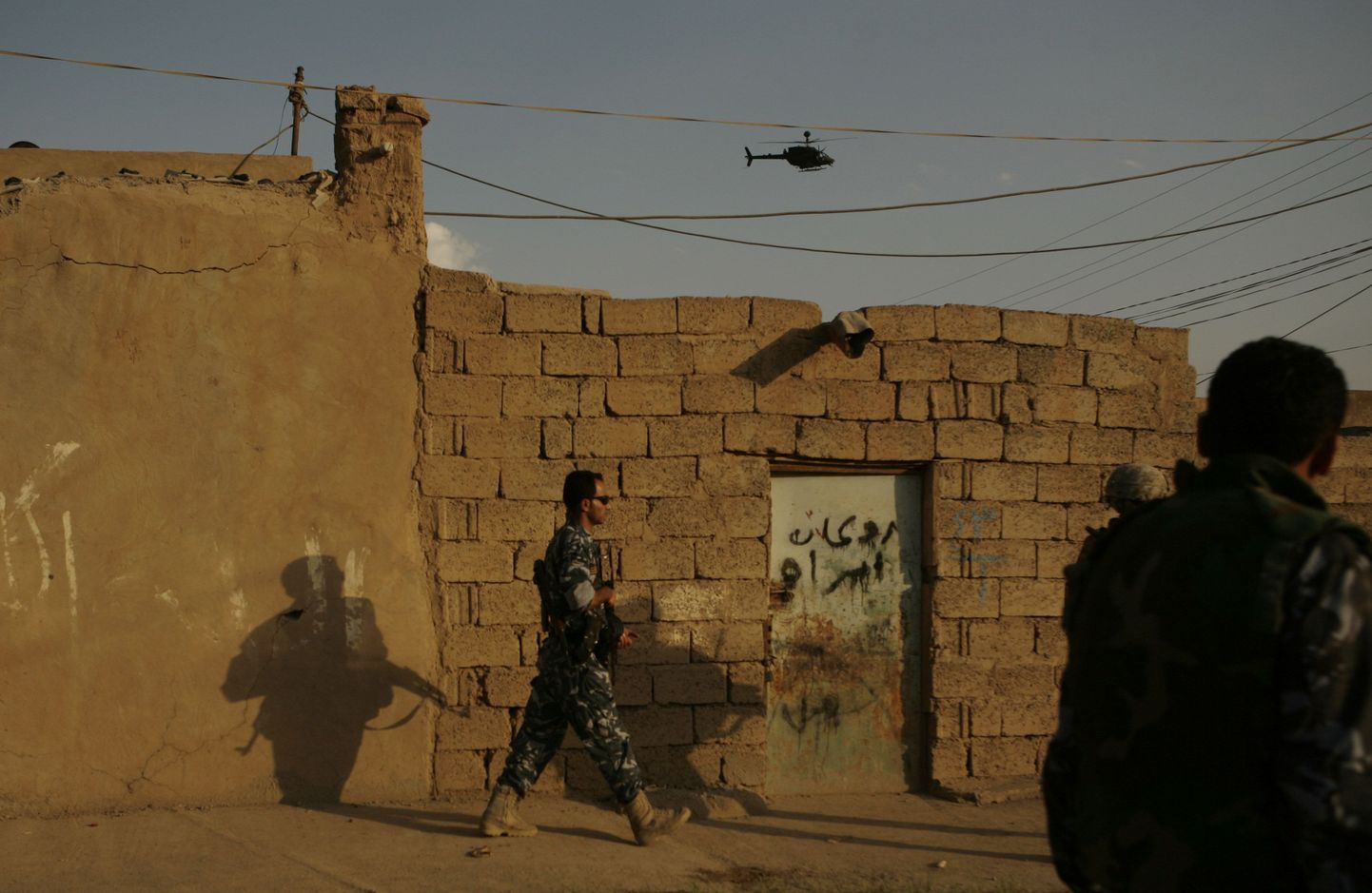 Iraagi julgeolekujõudude esindajad Bagdadis patrullimas.
