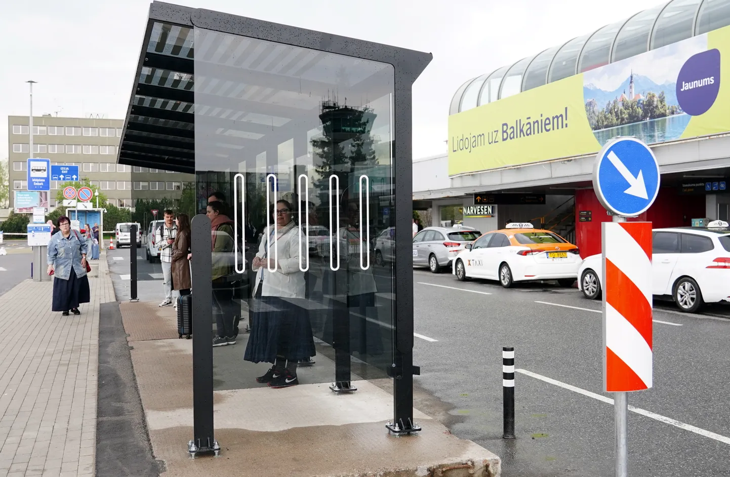 Bussipeatus ja ootavad taksod Riia lennujaamas.