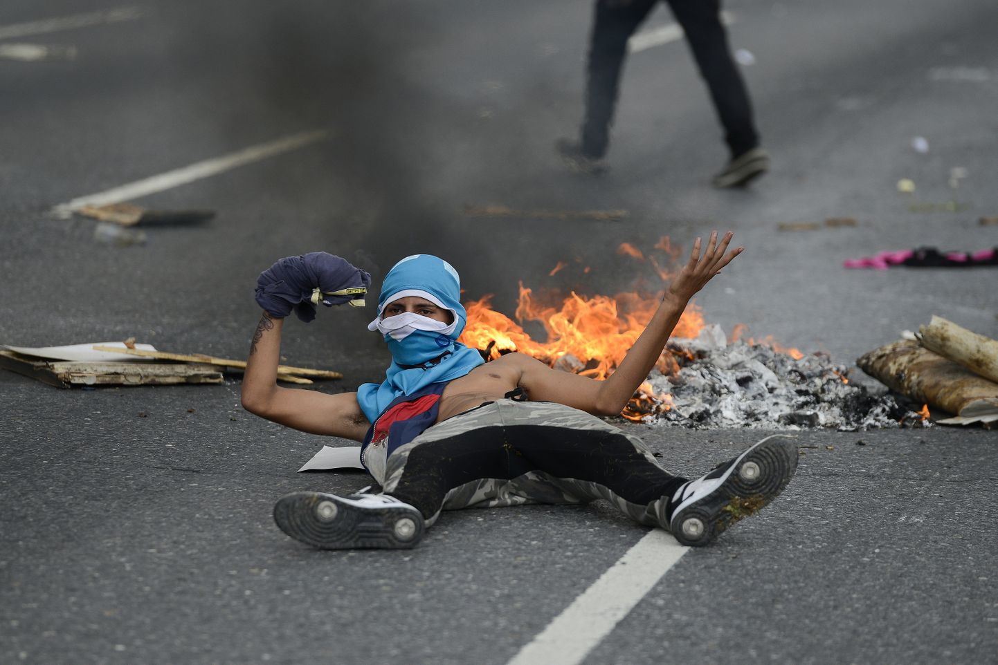 Valitsusvastane meeleavaldaja põleva barrikaadi juures Caracases. Maailma juhtiv riskianalüüsi ettevõte Verisk Maplecroft peab just Venezuelat tänavu rahutustele kõige riskialtimaks riigiks.